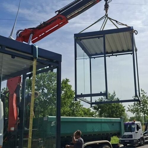Rookoverkapping Myla Standaard 67 Lossen en positioneren van de rookoverkapping Myla Standaard met hijsmiddelen in Bilzen.